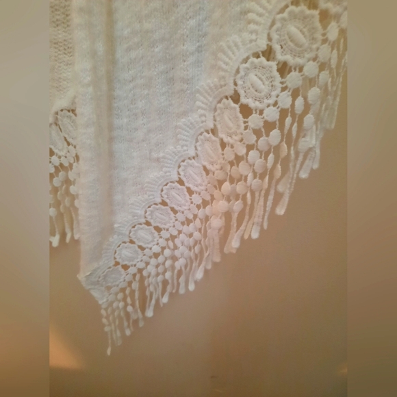 Alya White Crochet Kimono - Picture 4 of 9